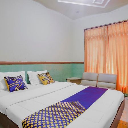 SPOT ON 90092 Dewi Safitri Hotel Semarang Buitenkant foto