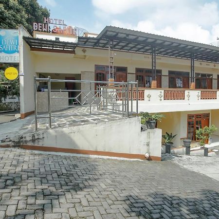 SPOT ON 90092 Dewi Safitri Hotel Semarang Buitenkant foto