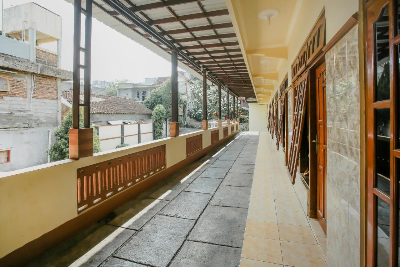 SPOT ON 90092 Dewi Safitri Hotel Semarang Buitenkant foto