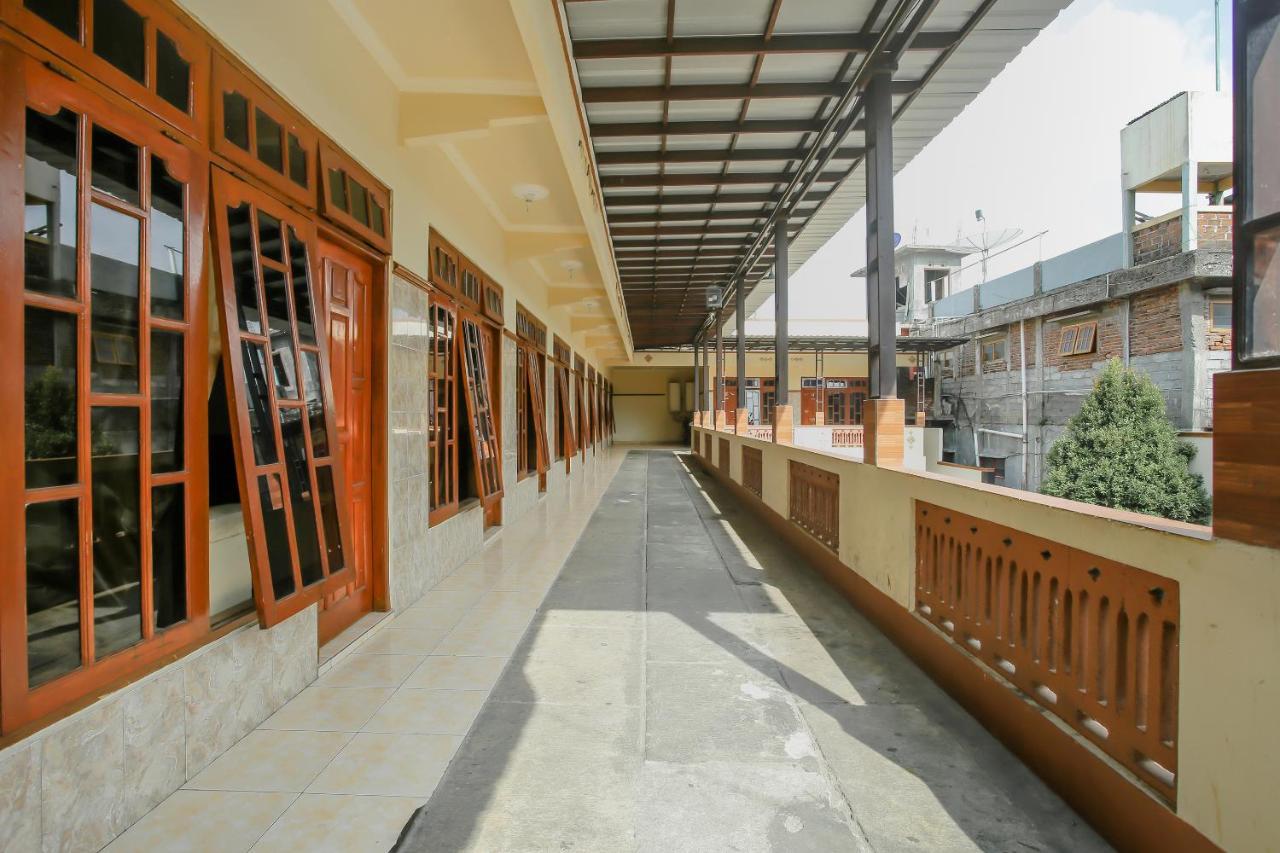 SPOT ON 90092 Dewi Safitri Hotel Semarang Buitenkant foto