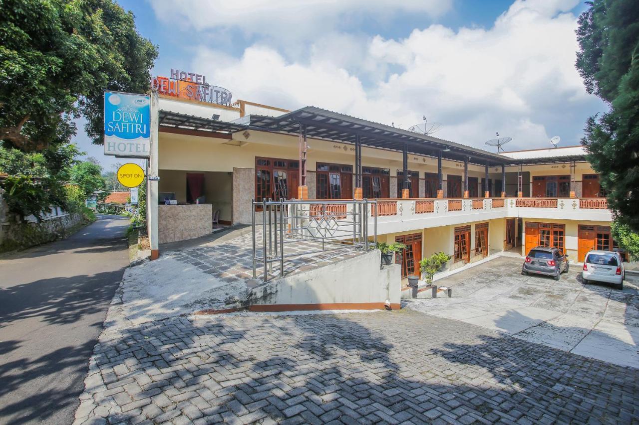 SPOT ON 90092 Dewi Safitri Hotel Semarang Buitenkant foto