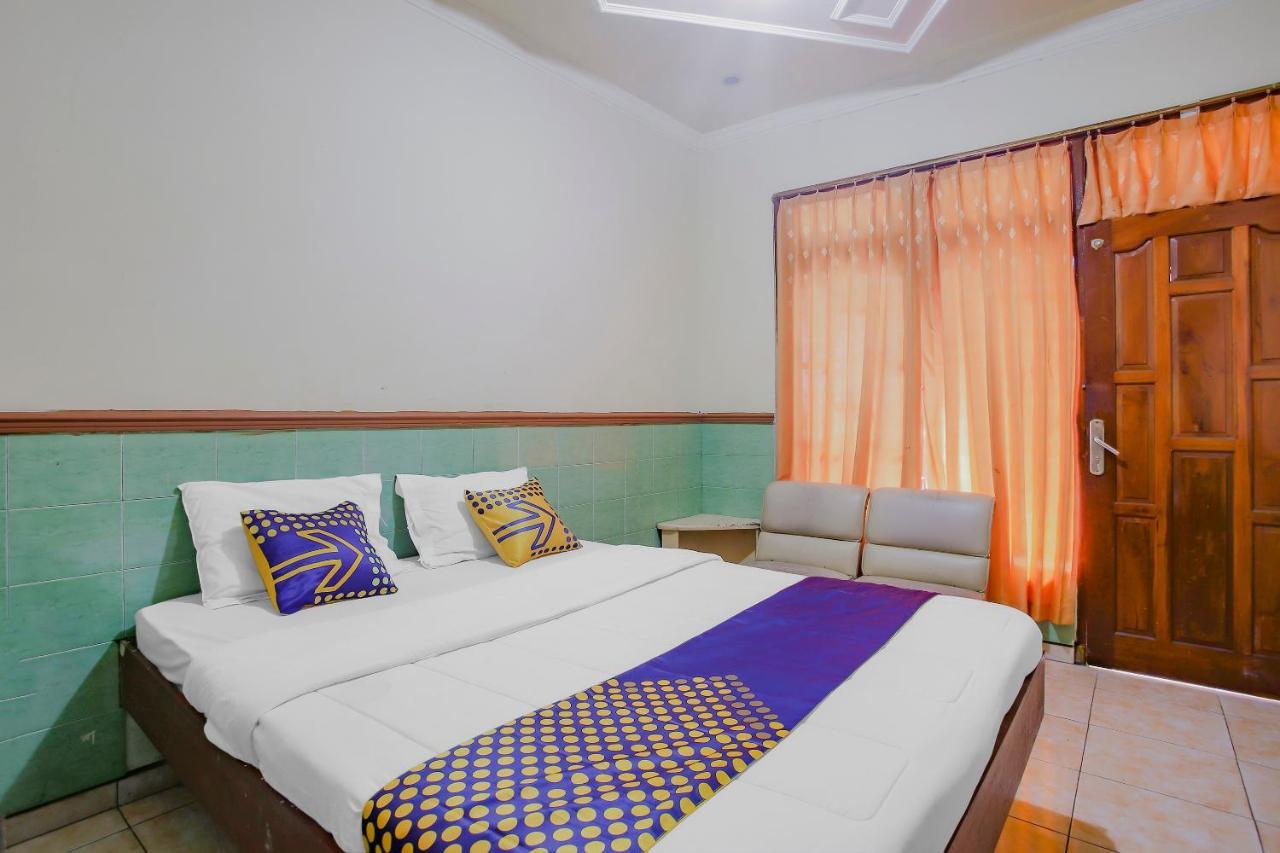 SPOT ON 90092 Dewi Safitri Hotel Semarang Buitenkant foto