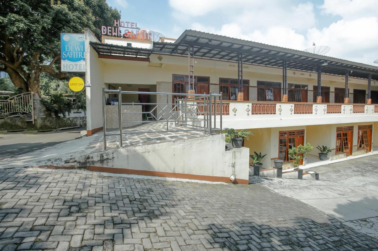 SPOT ON 90092 Dewi Safitri Hotel Semarang Buitenkant foto