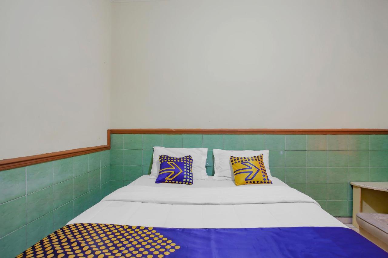 SPOT ON 90092 Dewi Safitri Hotel Semarang Buitenkant foto
