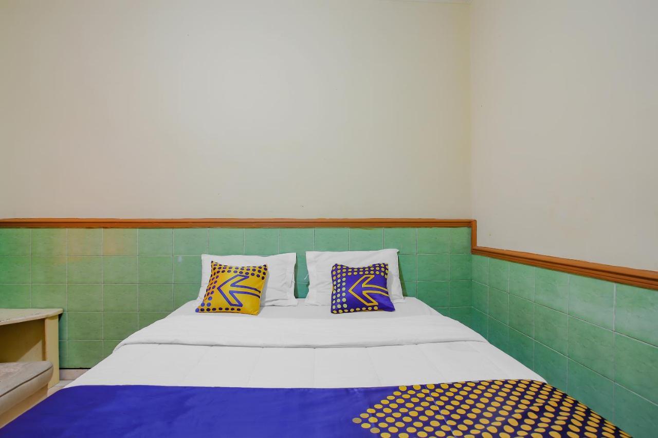 SPOT ON 90092 Dewi Safitri Hotel Semarang Buitenkant foto