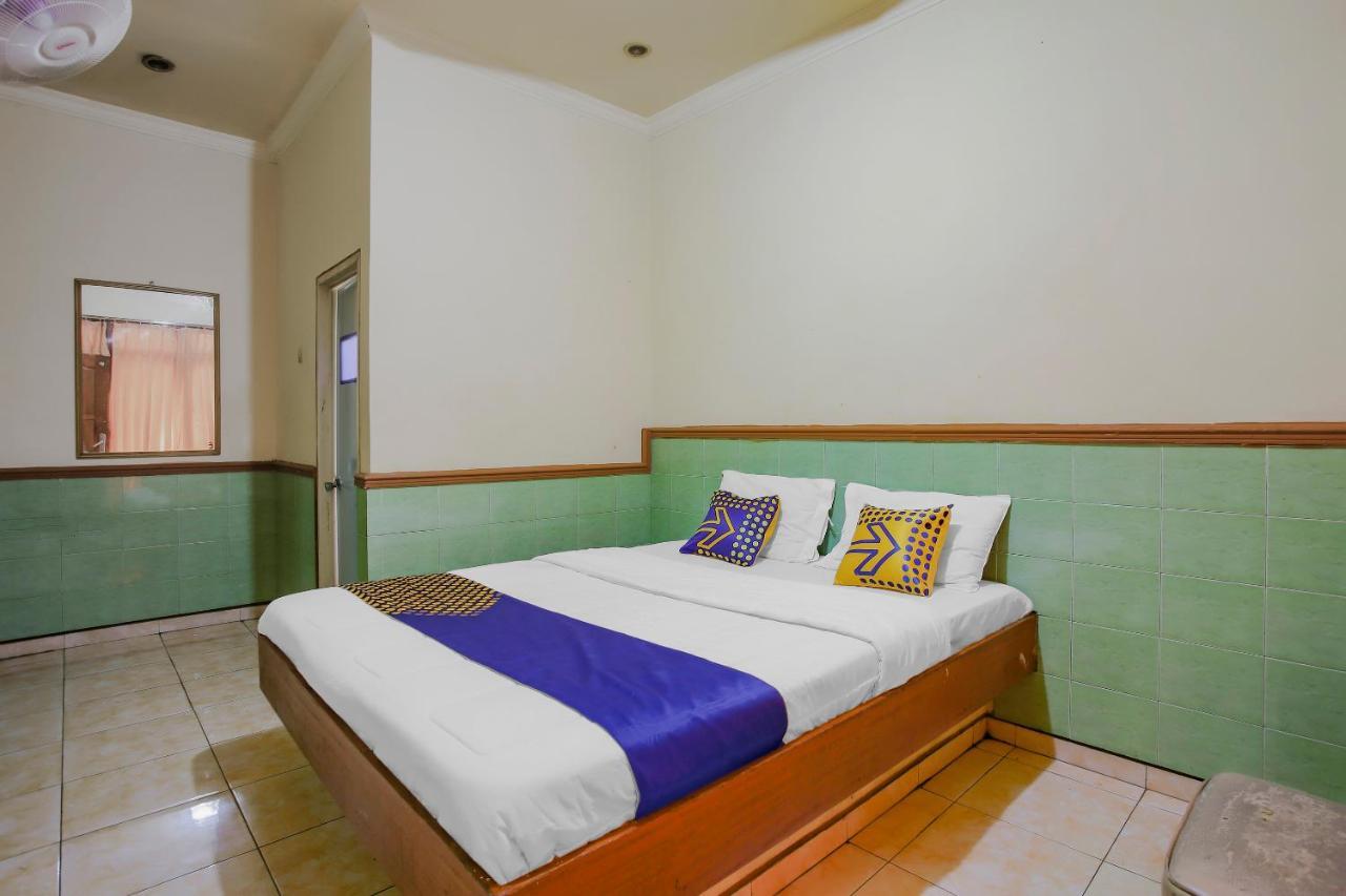 SPOT ON 90092 Dewi Safitri Hotel Semarang Buitenkant foto
